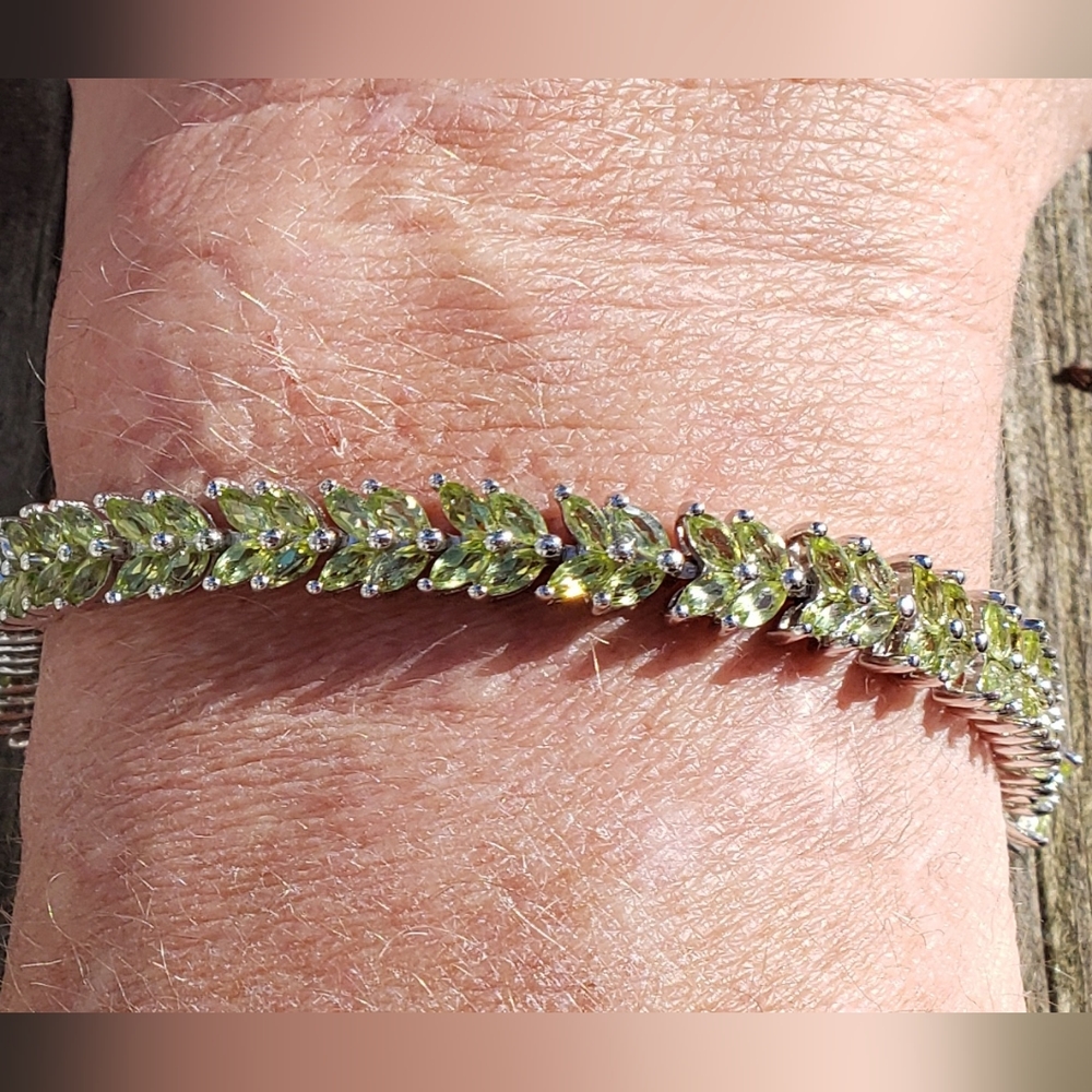 Beautiful "Peridot" Leaf Tennis Bracelet